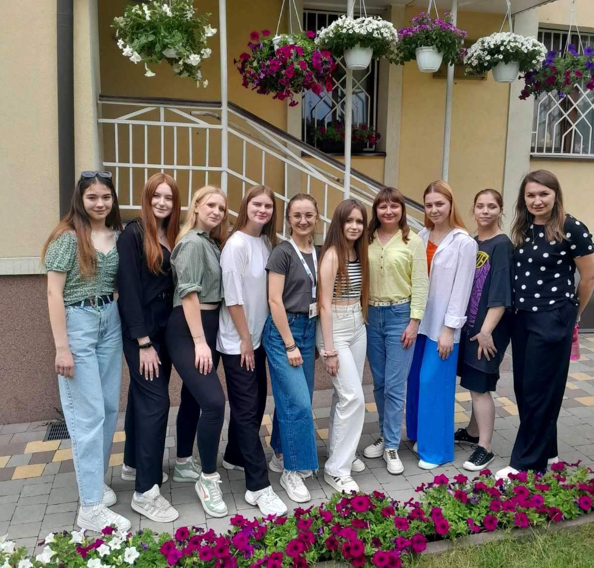 Студенти спеціальності «Соціальна робота» та доцент Галина Олійник у БФ «Карітас»